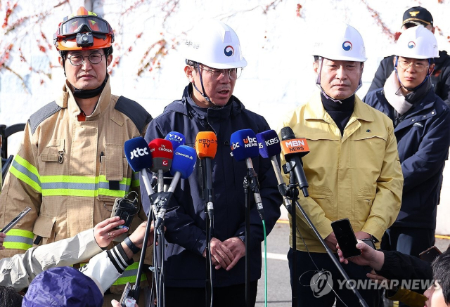발파 해체 관련 브리핑하는 김영훈 고용노동부 장관. 연합뉴스