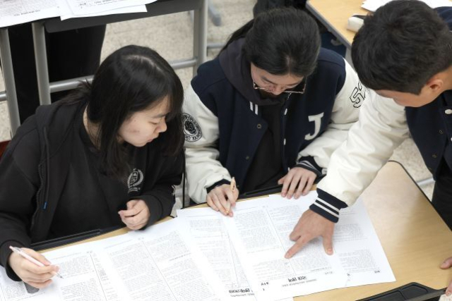 2026학년도 대학수학능력시험 다음날인 14일 대구 수성구 한 여고 3학년 교실에서 수험생들이 가채점하고 있다. 연합뉴스