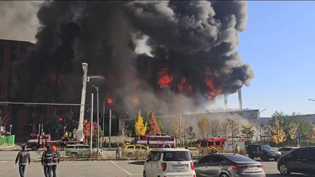 15일 오전 충남 천안시 동남구 풍세면 이랜드패션 물류센터에서 불이 나 검은 연기가 치솟고 있다. 연합뉴스