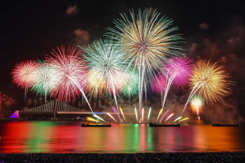 광안리 밤바다 빛낸 20주년 불꽃… 역대급 규모에 117만 명 몰려