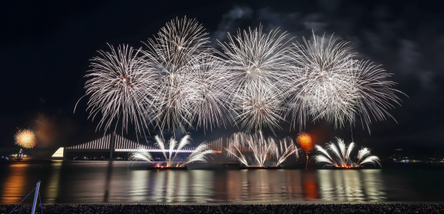 제20회 부산불꽃축제가 열린 15일 부산 수영구 광안리해수욕장 일대에서 광안대교를 배경으로 화려한 불꽃쇼가 펼쳐지고 있다. 김종진 기자 kjj1761@