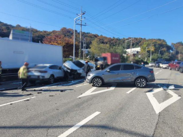 15일 부산 기장경찰서에 따르면 이날 오후 2시께 기장군 정관읍 한 도로에서 4중 추돌 사고가 발생해 한 명이 다쳤다. 부산 기장경찰서 제공