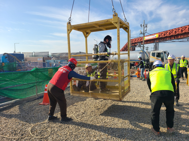 인천항만공사(IPA) 임직원이 시공사 및 협력사와 함께 건설현장 재난대응훈련을 실시하고 있다. IPA 제공