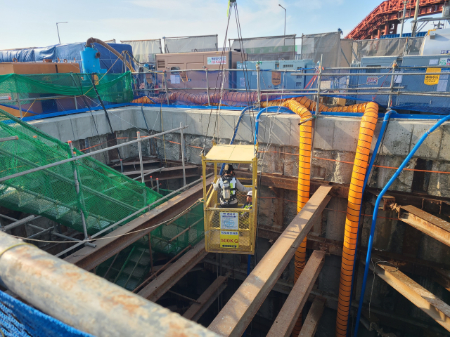 인천항만공사(IPA) 임직원이 시공사 및 협력사와 함께 건설현장 재난대응훈련을 실시하고 있다. IPA 제공