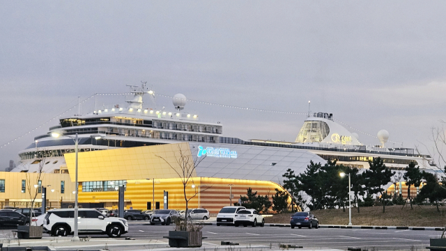 인천항 크루즈 터미널에 리젠트 세븐시즈(Regent Seven Seas)사의 ‘세븐시즈 익스플로러(Seven Seas Explorer)’호가 정박해 있다. 인천항만공사(IPA) 제공