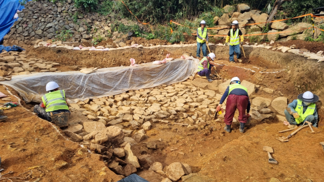 지난 14일 기장군 기장읍 서부리 일원 발굴조사 현장에서 ‘기장읍성 학술발굴조사 현장 공개와 자문회의’가 열렸다. 기장군청 제공