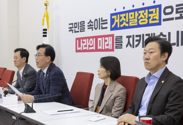 국민의힘 송언석 원내대표가 16일 국회에서 열린 현안 관련 기자간담회에서 검찰 대장동 항소 포기와 이후 대응에 대한 비판 발언을 하고 있다. 연합뉴스