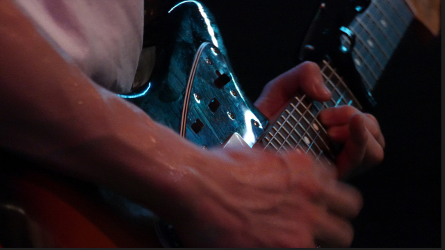 제27회 부산독립영화제 경쟁부문 상영작인 이솔빈 감독의 '일단발광' 스틸컷. 부산독립영화제 제공