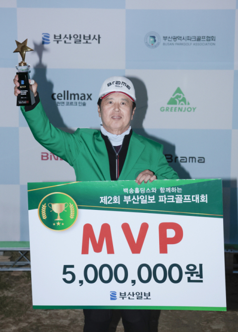 통합우승자 최병윤 “파크골프 계속해 건강 지키고 싶어” [부산일보 파크골프대회]