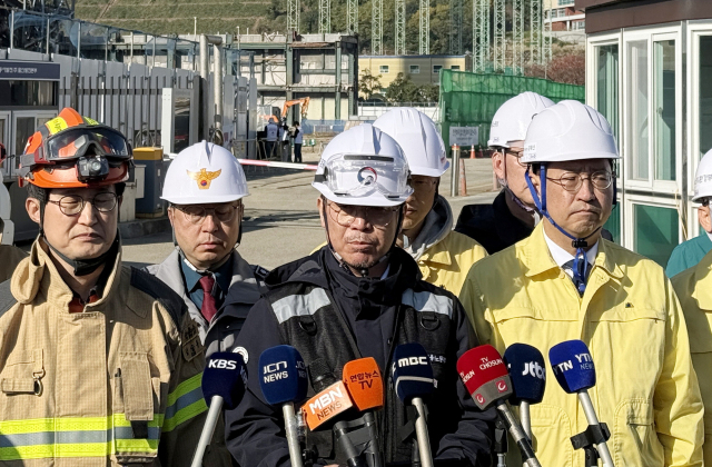 김영훈 고용노동부 장관이 지난 15일 울산 동서발전 화력발전소 붕괴 사고 현장에서 브리핑하고 있다. 지난 6일 발생한 붕괴 사고 매몰자 7명은 14일 모두 시신으로 수습됐다. 연합뉴스
