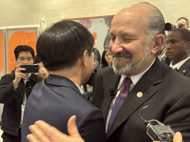 하워드 러트닉 미국 상무부 장관과 김정관 산업통상부 장관이 지난달 29일 경북 경주 예술의전당에서 열린 한미 비즈니스 라운드 테이블에 참석 직전 포옹하고 있다. 연합뉴스
