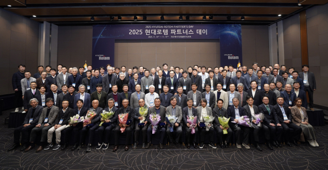 이용배(셋째줄 왼쪽 열세 번째) 대표이사 사장과 이정엽(아홉 번째) 부사장, 김두홍(열 번째) 재경본부장 등 현대로템 주요 임원들이 지난 14~15일 제주 서귀포시 해비치 호텔앤드리조트에서에서 진행된 ‘2025 현대로템 파트너스 데이’에서 협력업체 대표들과 기념촬영을 하고 있다. 현대로템 제공