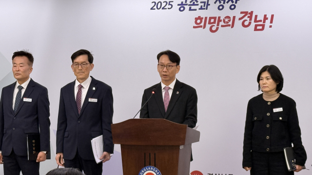 김명주 경남도 경제부시사는 17일 도청 브리핑룸에서 SK오션플랜트 지분 매각에 반대한다는 입장을 담은 기자회견을 가졌다. 경남도 제공