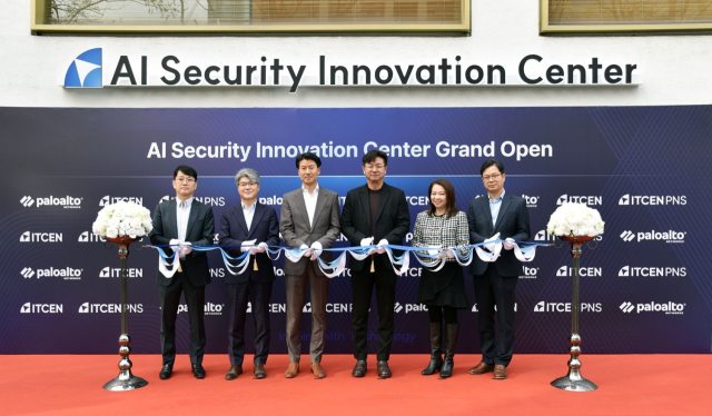 (왼쪽부터)팔로알토네트웍스코리아 조재용 부사장, 아이티센피엔에스 이의길 상무, 팔로알토네트웍스코리아 박상규 대표, 아이티센그룹 강진모 회장, 팔로알토네트웍스 미셸 소우 아태지역 총괄 부사장, 아이티센피엔에스 한상욱 대표가 ‘AI 시큐리티 이노베이션 센터’ 개소식에서 테이프 커팅을 하고 있다. 아이티센그룹 제공