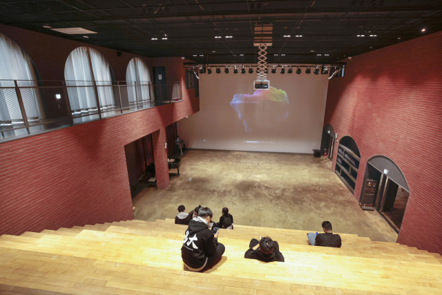알로이시오기지1968 내 ‘알로이시오홀’. 1층과 2층을 연결해 만든 계단식 다목적 공간이다. 공연 등이 가능하다. 정대현 기자 jhyun@