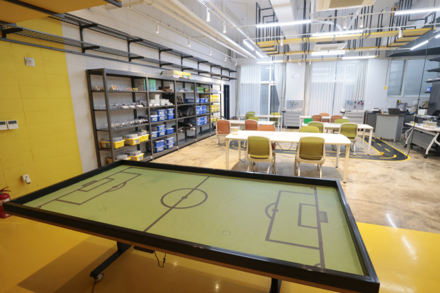 알로이시오기지1968 ‘기지 1동’ 1층 ‘메이커스랩’에선 디지털 기술을 접목한 메이킹을 통해 미래 역량을 키울 수 있다. 정대현 기자 jhyun@