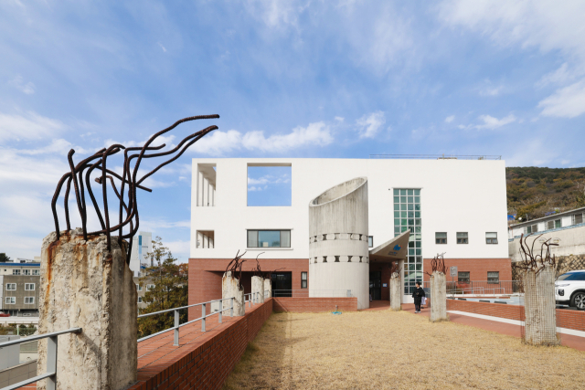 알로이시오기지1968 외부 전경. 눈앞의 건물이 ‘기지 1동’이다. 정대현 기자 jhyun@