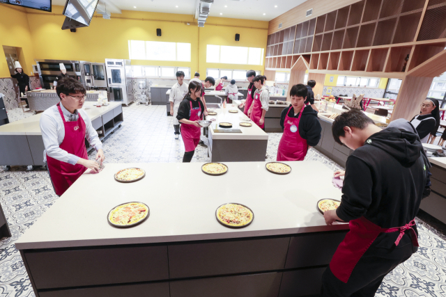 알로이시오기지1968 ‘모두의부엌’에서 피자를 만드는 요리 수업 광경. 정대현 기자 jhyun@