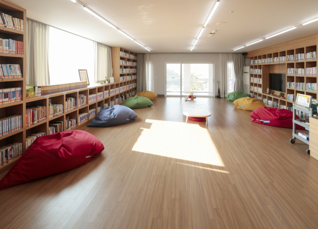 알로이시오기지1968 ‘기지 1동’ 3층에 위치한 ‘사랑방’. 테라스가 있는 온돌마루 활동 공간이다. 책은 사기도 하지만, 기증자들이 계속 보내주고 있다. 정대현 기자 jhyun@