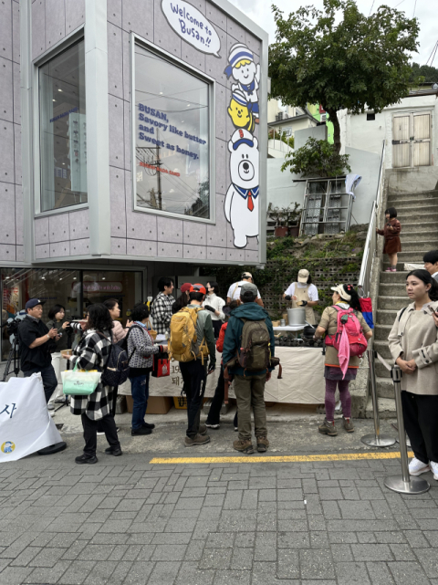 감천문화마을에서 돼지국밥을 나누어 주고 있다.