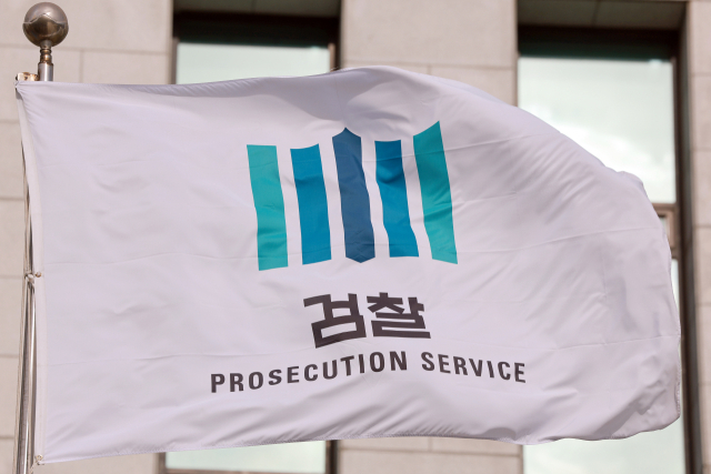 대장동 사건 항소 포기에 집단 반발한 검사장들에 대해 정부가 평검사로 전보 조치하는 방안을 검토 중인 것으로 알려졌다. 더불어민주당도 검사장들을 감찰·징계하라고 요구하고 있다. 정성호 법무부 장관은 17일 대장동 항소 포기에 반발한 검사장들의 징계 검토와 관련해 