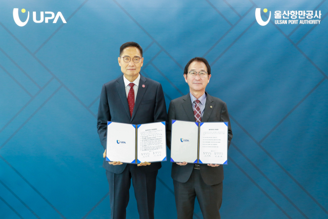 17일 오전 울산항만공사(UPA) 사장실에서 변재영(오른쪽) 사장과 이수식 감사가 공동으로 윤리・인권경영헌장을 선포했다. UPA 제공