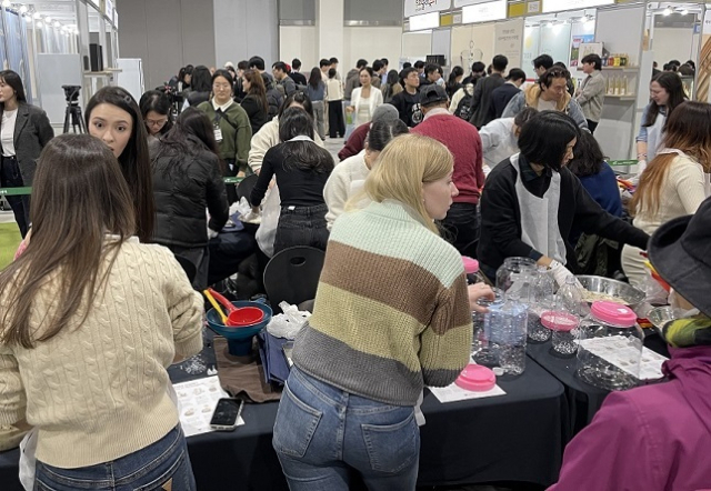 대한민국 우리술 대축제에서 열린 막걸리 빚기 체험행사. aT 제공
