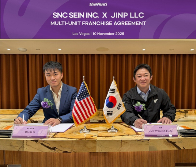 최준경(오른쪽) 더벤티 대표와 다이시 리 제이아이엔피 디렉터가 커피 브랜드 더벤티의 미국 서부지역 진출을 위한 멀티 유닛 프랜차이즈 계약을 체결하고 있다. 더벤티 제공