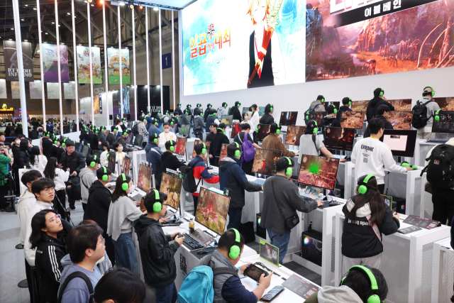국내 최대 게임전시회 지스타가 역대 최대 규모로 마무리됐지만, 콘텐츠 부실로 기대에 미치지 못했다는 평가를 남겼다. 지난 13일 부산 해운대구 벡스코 제1전시장에서 열린 지스타에서 관람객들이 신작게임을 체험하고 있다. 정종회 기자 jjh@
