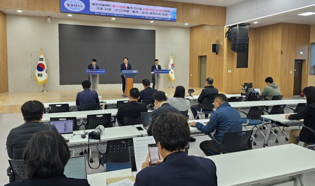 이상근 고성군수(왼쪽)와 천영기 통영시장(가운데) 그리고 변광용 거제시장은 17일 거제시청 대회의실에서 합동 기자회견을 열고 SK오션플랜트 매각 추진에 따른 지역 사회 우려를 전하며 매각 방침 철회를 촉구했다. 고성군 제공