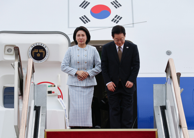 주요 20개국(G20) 정상회의 참석을 계기로 UAE·이집트·튀르키예 등 4개국 순방에 나서는 이재명 대통령과 김혜경 여사가 17일 성남 서울공항에서 공군 1호기에 올라 인사하고 있다. 연합뉴스