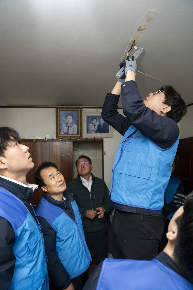 지난 17일 오전 한국전기안전공사 남화영(왼쪽 2번째) 사장과 1004봉사단 관계자들이 국가유공자 가정의 전기설비 개선 작업을 하고 있다. 전기안전공사 제공