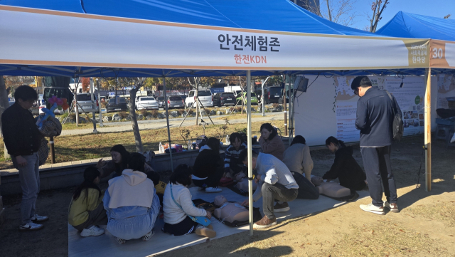 한전KDN 안전 마스코트와 함께 진행된 ‘주민 참여형 생활안전 거버넌스 강화’ 홍보 활동 모습. 한전KDN 제공