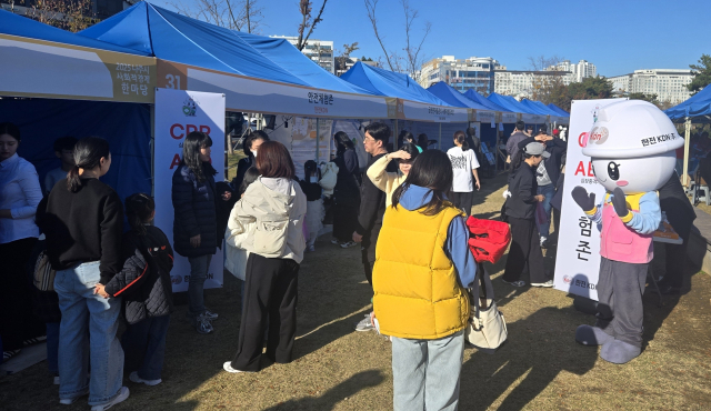 ‘주민 참여형 생활안전 거버넌스 강화’를 위한 안전체험존에서 응급조치를 체험하고 있다. 한전KDN 제공