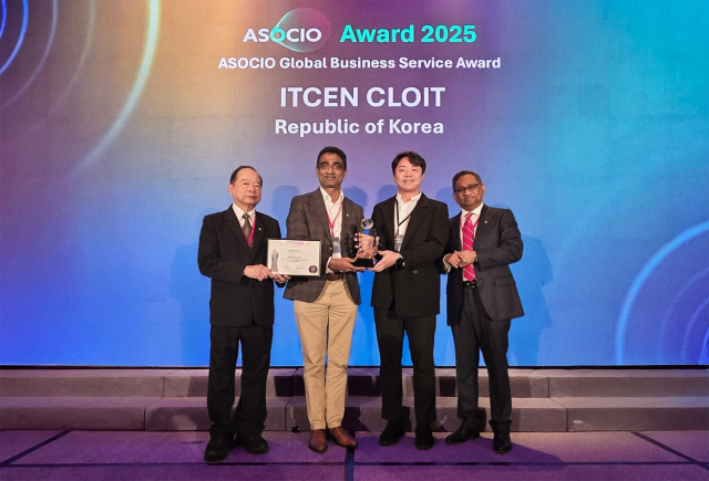 아이티센클로잇 관계자들이 ‘ASOCIO 어워드 2025’에서 ‘글로벌 비즈니스 서비스상’을 수상 중인 모습. 아이티센클로잇 제공