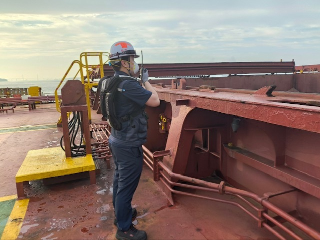 항만하역장 안전장비 시설인 근로자 재해예방시설(스마트 에어백). 해수부 제공