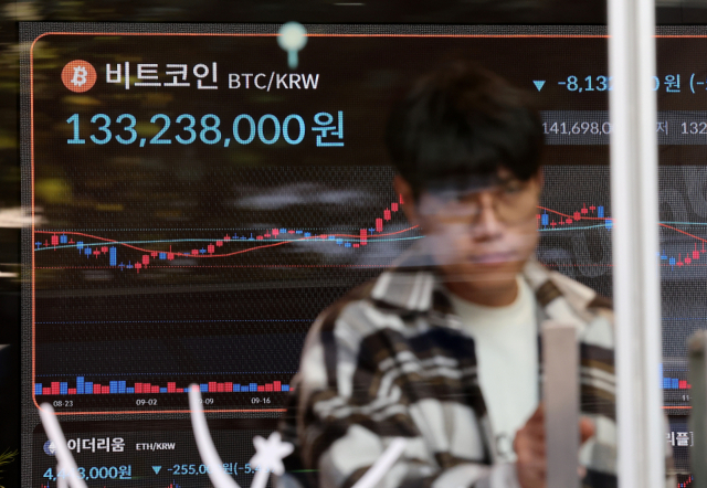18일 서울 강남구 빗썸 라운지 전광판에 비트코인 시세가 표시돼 있다. 연합뉴스