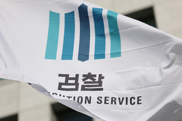 검찰의 대장동 개발 비리사건 항소 포기와 관련해 검찰총장 직무대행에게 상세 설명을 요구한 박재억(사법연수원 29기) 수원지검장이 17일 사의를 표명했다. 검사장 집단 성명의 연판장에 이름을 올린 송강(29기) 광주고검장도 이날 사의를 표한 것으로 알려지면서 검찰 고위 간부들의 추가 퇴진 가능성이 거론된다. 18일 서울 서초구 대검찰청 청사 앞 검찰 깃발이 휘날리고 있다. 연합뉴스