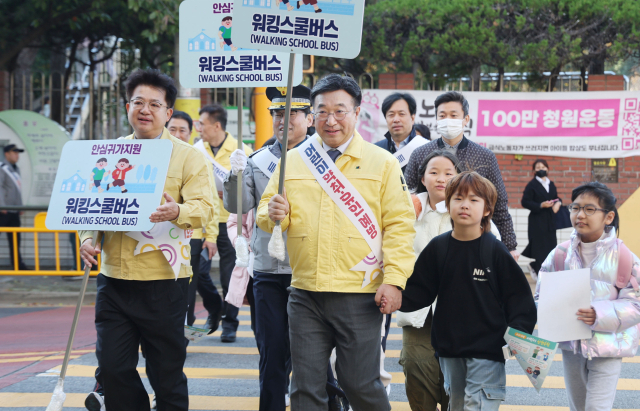 윤호중 행정안전부 장관이 18일 부산 수영구 광남초등학교를 방문해 어린이 약취·유인 예방을 위한 등하굣길 안전관리 현황을 점검한 뒤 하교 지도를 하고 있다. 이재찬 기자 chan@