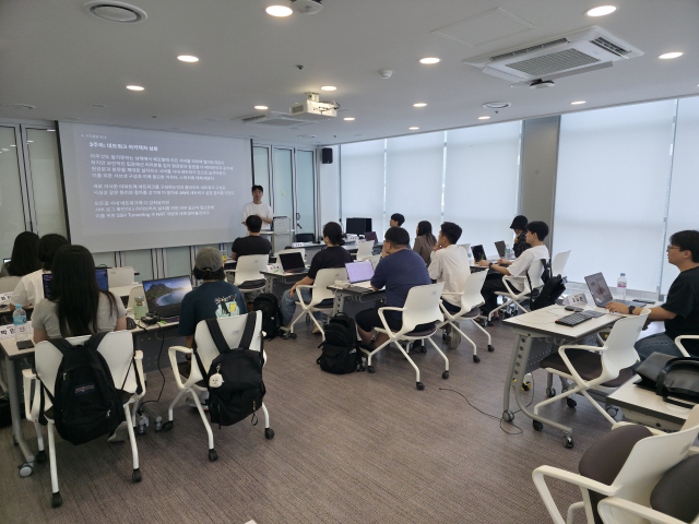 많은 기업들이 재택근무를 통해 채용한 지역인재에 만족하고 있는 것으로 나타났다. 지난 7월 부산시가 원격근무 채용과 연계하기 위해 진행하는 ‘디지털 노마드 외주 연계 교육 라이징 캠프’ 모습. 부산시 제공