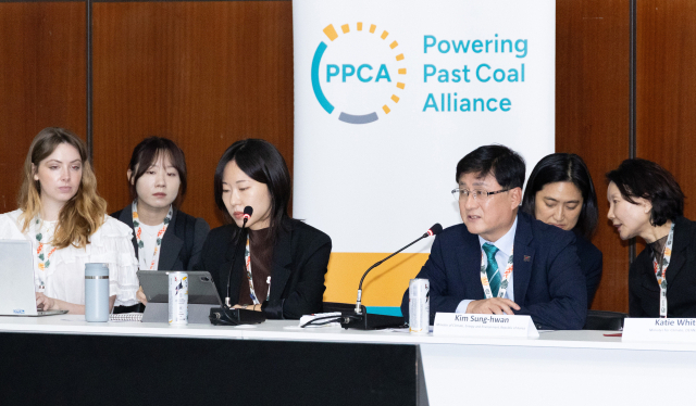김성환 기후에너지환경부 장관이 17일(현지시간) 브라질 벨렝에서 제30차 유엔기후변화협약당사국총회(COP30) 부대행사로 탈석탄동맹(PPCA) 등이 주관한 '청정에너지 전환 가속화 이니셔티브'에서 탈석탄동맹 동참 선언을 하고 있다. 기후부 제공