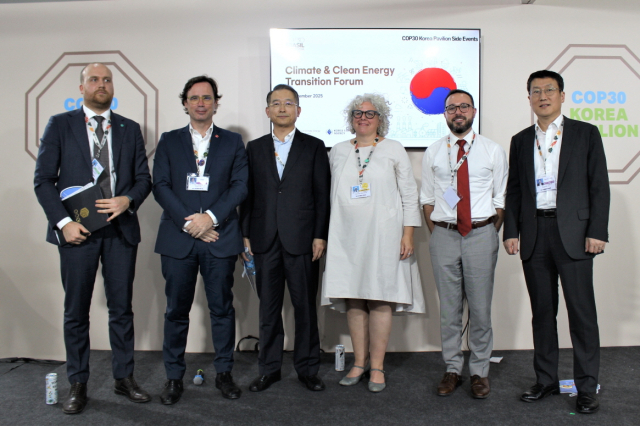 브라질 현지 시각 17일 COP30 한국홍보관에서 개최한 ‘기후·청정에너지 전환 포럼’에서 (왼쪽부터) 글로벌녹색성장연구소(GGGI) 페루치오 산테티 라틴아메리카(LAC) 지역이사, 포르투갈의 넬슨 라지 에너지청장, 한국에너지공단 신부남 기후행동이사, 국제재생에너지정책네트워크(REN21) 라나 아디브 사무총장, 국제에너지기구(IEA) 루카 로레 기후정책 분석가, 한국에너지공단 이상훈 이사장이 기념촬영을 하고 있다. 에너지공단 제공