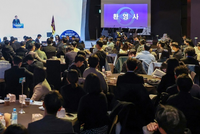 한국세무사회는 11월 17일 오후 서울 강남구 대치동 그랜드힐컨벤션에서 제62회 세무사시험 합격생 728명이 참석한 가운데 ‘제62회 세무사시험 합격 축하 및 수습실무교육 설명회’를 개최했다. 한국세무사회 제공