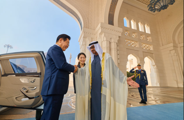 아랍에미리트(UAE)를 국빈 방문 중인 이재명 대통령이 18일(현지 시각) 아부다비 대통령궁에서 영접나온 무함마드 빈 자이드 알 나흐얀 대통령과 인사하고 있다. 공동취재단 제공
