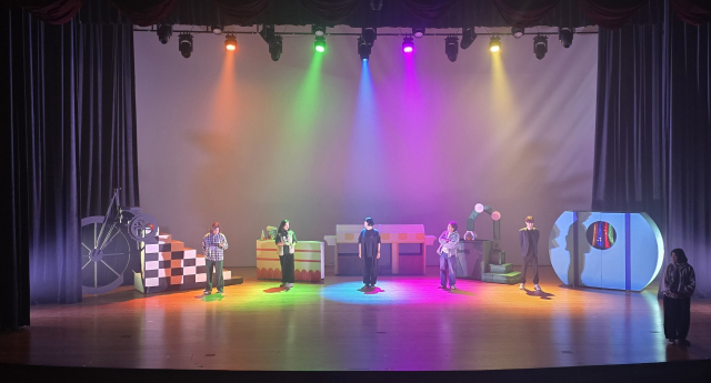 지난 14일 비공개로 진행된 극단 오오씨어터의 '세 번째 일등' 쇼케이스 모습. 부산문화재단 제공