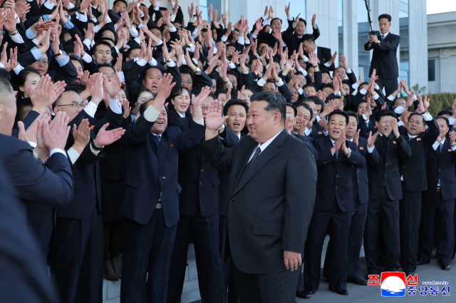 김정은 북한 국무위원장이 창립 80주년에 즈음해서 18일 최고재판소와 최고검찰소를 축하방문했다고 조선중앙통신이 19일 보도했다. 연합뉴스