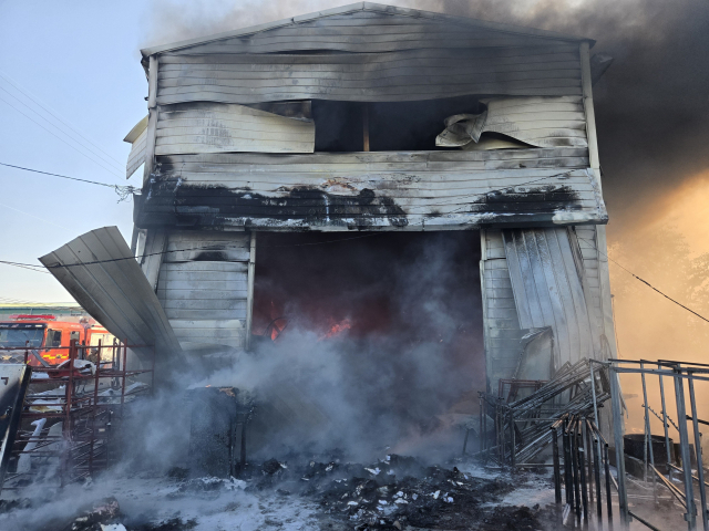 부산 강서구 대저동의 의류 창고 화재 모습. 부산소방재난본부 제공