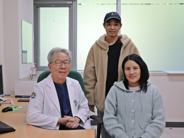 울산대학교병원 나양원 외과 교수와 성공적으로 간이식을 마친 네팔 국적의 바하달 씨 부부가 환한 얼굴로 포즈를 취하고 있다. 울산대학교병원 제공