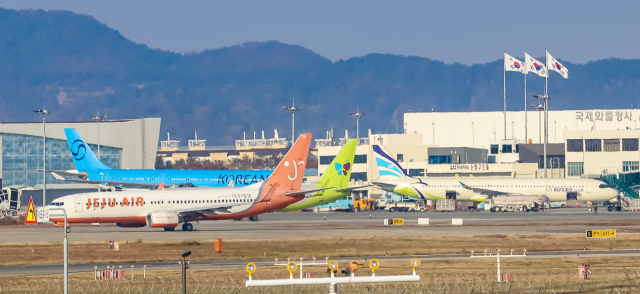 지난 19일 오후 부산 김해국제공항 활주로에 항공기가 이동하고 있다. 김종진 기자 kjj1761@