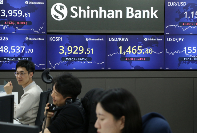 19일 신한은행 딜링룸에서 업무를 보고 있는 직원들. 신한은행 제공.